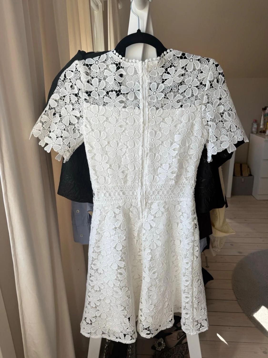 Vit spetsklänning med blommönster - 1