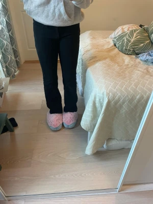 Svarta bootcut jeans - Snygga svarta bootcut jeans med klassisk femficksdesign. De är från Levi’s i modellen super low bootcut i storlek 29/34