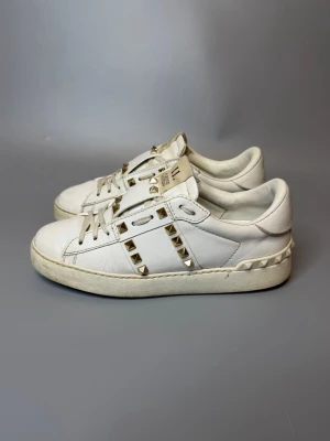 Valentino Skor - ‼️VI TAR EJ BYTEN‼️ Valentino sneakers | Skick: 8/10 | Storlek 36.5 EU | ingår enbart skorna vid köp! | Fraktar inom 24H efter köp på köparens bekostnad 📦💨 | Hör av dig vid minsta fråga eller fundering 💭 