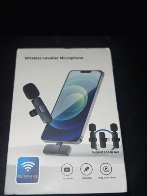 Trådlös lavaliermikrofon till mobil - Säljer en trådlös lavaliermikrofon som passar till mobiltelefon. Perfekt för livestream, intervjuer och vloggar. Mikrofonen är svart och kopplas trådlöst till mobilen. Stöd för en eller två mikrofoner samtidigt. Kompakt och smidig design i plast.