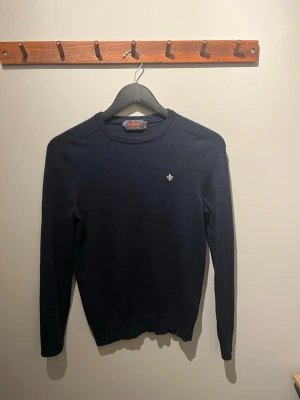 Mörkblå stickad tröja från Morris - Snygg mörkblå stickad tröja från Morris i 100% merinoull. Tröjan har krympt i tvätten de står xs men skulle säga xxs så typ 160-165 vid frågor skriv😁
