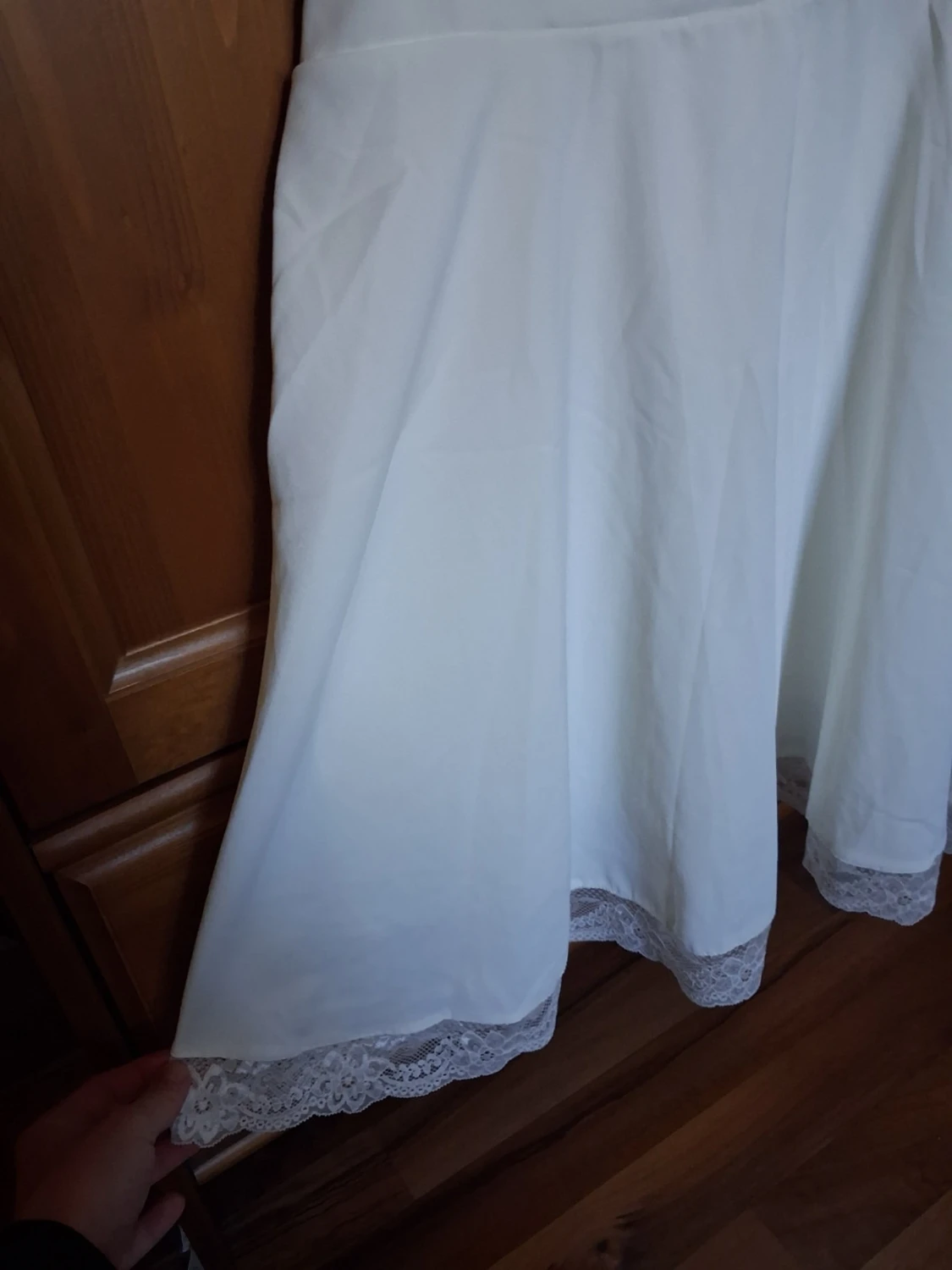 Vit klänning med spetsdetaljer - 2