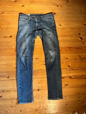 Blåa slim fit jeans från Hollister  - Blåa jeans från hollister i slim fit. Jeansen har en snygg blå tvättad färg med snygg bakficksdesign. Storlek 31/32. Jeansen är i mycket bra skick bortsett från en defekt (se sista bilden) skriv vid eventuella frågor eller funderingar😄