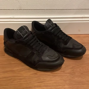 Valentino rockrunners - Valentino rockruners i storlek 45,                              Nypris ligger på ca ~7-8 k skriv vid mer funderingar perfekt för dig som vill nå den där klassiska locken och samtidigt stå utt. Små defekter som finns på bild.
