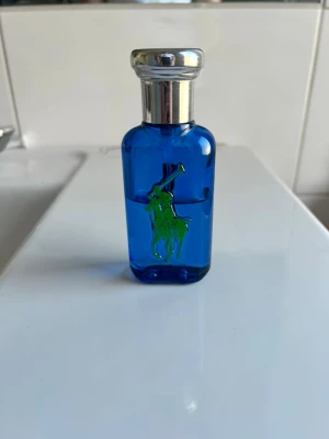 Ralph Lauren Big Pony 1 Blue Eau de Toilette - Härlig citrusaktig herrdoft som är perfekt inför våren och sommaren! 55-60% kvar ungefär!