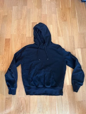 Svart hoodie - Säljer nu en svart H&M basic hoodie i storlek XS. Den har tecken på användning men inga hål eller liknande. Vid frågor eller funderingar är det bara att höra av sig. 