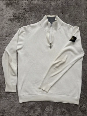 Stone Island quarter zip - Vit Stone Island quarter zip i storlek L. Använd men i bra skick, skriv vid frågor!