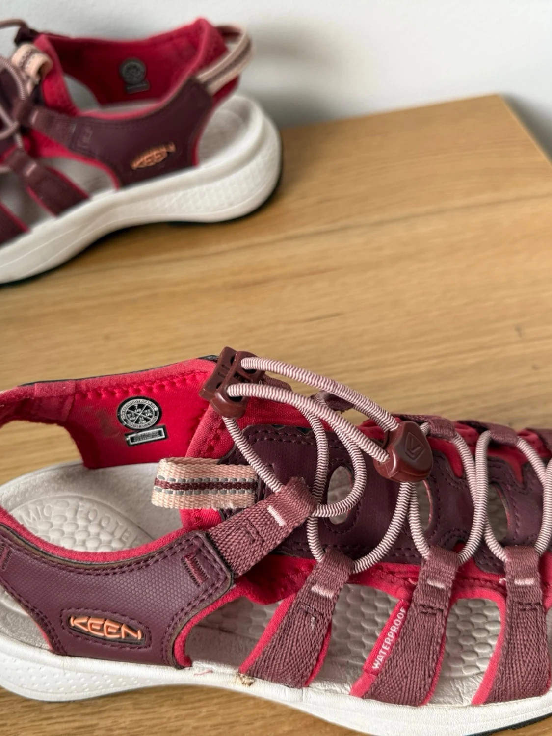 Röda  sandaler från Keen  - 3
