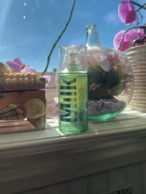 Milk Makeup Hydro Grip Primer -  Milk ’Hydro Grip Primer’, passar tyvärr inte min hudtyp😔ca 50% kvar (se bild) 🌻
