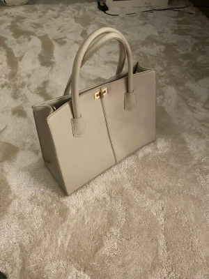 beige handväska  - beige handväska från ginatricot, se mått på bilderna!