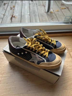 Golden Goose sneakers Storlek 40  - Unika Golden Goose skor köpta för ungefär ett år sen på farfetch. Använda sparsamt under sommaren. Storlek 40 men är lite stora så passar 41 också troligen. Pris kan diskuteras, hör av dig!