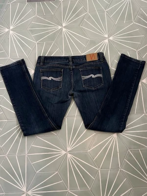 Mörkblåa Nudie Jeans  - Säljer dessa fräscha Nudie Jeans i modellen Slim Jim. Inga defekter. Storlek W32L32. Skriv om du har frågor🤙
