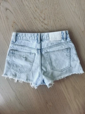 Ljusblå denimshorts med fransig kant - Säljer jättesnygga ljusblå jeansshorts💝