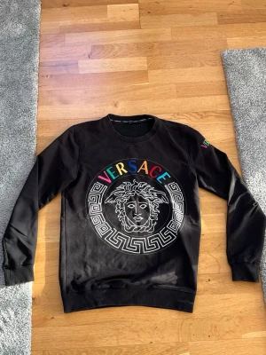 Svart tröja - En tröja med ikonisk design för dig som vill sticka ut ur mängden! Skriv ifall du undrar över något