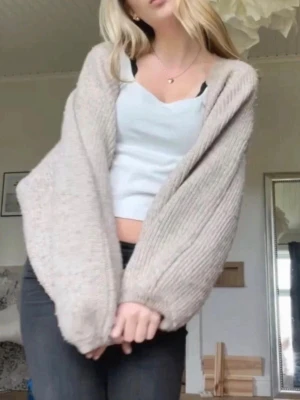 Kofta - Gosig kofta utan knappar. Storlek XL men sitter som en S/M