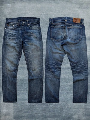 *GALEN WASH* RRL SELVEDGE JEANS - Ett par helt otroliga selvedge jeans från Double RL med en av de sjukaste tvättarna jag sett! Storlekslappen är borta men måtten är angivna nedan, proffesionellt insydda lite grann i midjan. Hör av dig vid frågor! Mått: Midja - 40 cm, Ytterbenslängd - 105 cm, Benslut - 18.5cm 