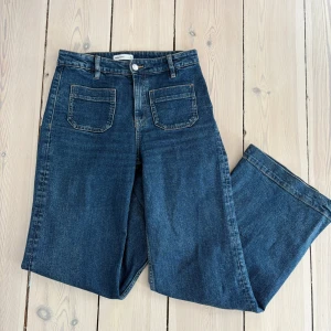 Blå wide leg jeans från Gina tricot - Snygga blå jeans med wide leg och raka ben från Gina tricot. Jeansen har två framfickor och har varit väldigt eftertraktade !🩵💙🩵💙