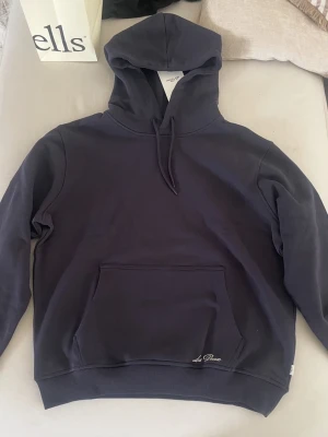 Les Deux hoodie  - Säljer denna marinblåa Les Deux hoodie. Storlek M, helt ny med prislapp. Nypris: 1599 kr Bilderna blev för små så ärmarna syns inte, vill ni se hela bilden med ärmarna så skriv privat! 