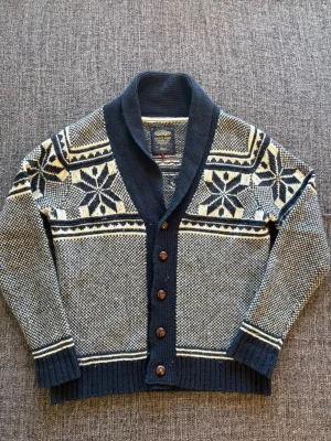 55stage kofta ~ vintage  - Säljer en fet 55stage kofta i marinblå färg | st M | passar perfekt nu till våren/sommaren | kan även gå ner lite i pris vid snabb affär 😊🤝 liten defekt bild visas 