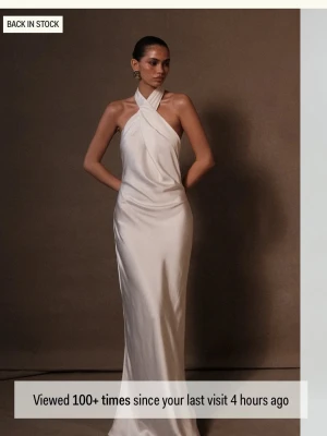 Vit långklänning med halterneck från Meshki - Elegant vit långklänning med halterneck och omlott-detalj upptill från Meshki. Klänningen har en öppen rygg och skulle vara så fin till tex Bal 🥰Klänningen är helt oanvänd, etikett och tillbehör sitter kvar ☺️Nypris är runt 1300kr / 119eur