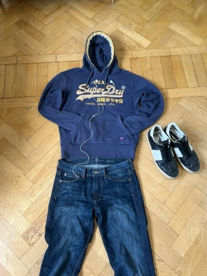 Superdry Hoodie - Skick 10/10 inga defekter aldrig använd. Storlek S passar någon runt 170-175.