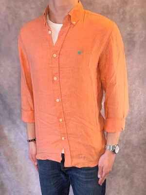 Orange Morris Linneskjorta - Stl S - Riktig snygg Morris Linneskjorta i orange, perfekt till sommaren som närmar sig! 🏖️🌊 | Mycket bra skick: 9,5/10, utan defekter ! | Stl: S |  Modellen är 177cm och väger 74kg, sitter grymt | Hör av dig vid frågor // Galgen 🫡 