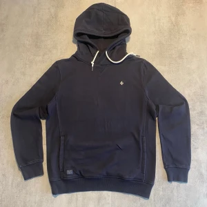 Svart Morris hoodie  - Jag Säljer en fet tröja från Morris| skicket på tröjan är bra 8/10  | storlek L|ny pris 2000: mitt pris är 499 | skriv vid frågor och funderingar  