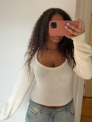 Beige U-ringad Stickad topp - Superfin, U-ringad och skön stickad topp 💘