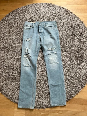 Supersnygga håliga jeans  - Säljer dessa  supersnygga vintage straight jeansen från hollister med hål och slitningar🤍