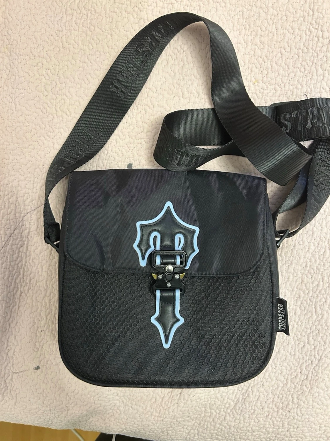 Trapstar svart axelväska med emblem
