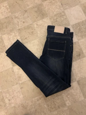 Sacre jeans  - Snygga mörkblå jeans i slim fit-modell från sacre .Jeansen har en stilren look och passar perfekt till en avslappnad stil. Materialet är denim med lätt stretch. Nypris ligger på 1000kr och dom är använda väldigt lite. Ganska små i storlek modellen är 183!