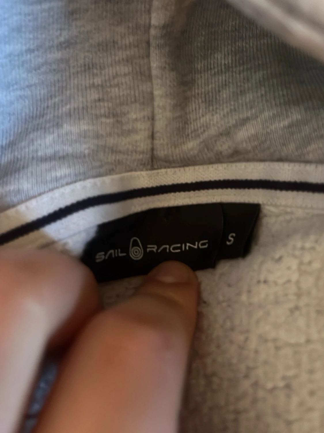 Ljusgrå hoodie från Sail Racing - 1