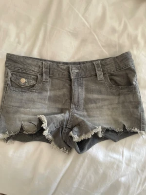 Low waist grå jeansshorts  - Low waist grå jeansshorts med slitningar. Säljer då de inte kommer till användning! 💛