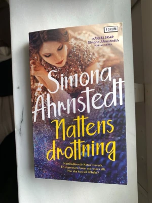Nattens drottning - Simona Ahrnstedt - Pocket - Nattens drottning av Simona Ahrnstedt. En sida och lite på kanten är kaffeskadad, se bilder. Övriga sidor är i normalt skick 🌸
