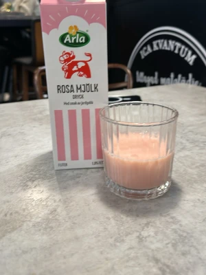 Råda mjölk från Arla  -  En väldigt fräsch och Trevlig mjölk som har smaken av jordgubb. Paketet har lite skvätt på botten och lite doft kvar men jag lovar det är jätte ovanligt med rosa mjölk