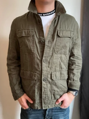 Massimo dutti overshirt linne - Overshirt från massimo dutti i 100% linne. Storlek Medium. Mycket bra skick.