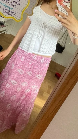 Vit virkad kortärmad kofta - Söt vit virkad kofta med knyt framtill och korta ärmar. Toppen är storlek xs-s och har ett luftigt, somrigt material som passar perfekt över ett linne till tjolar eller shorts. Jag själv brukar ha s i storlek. 