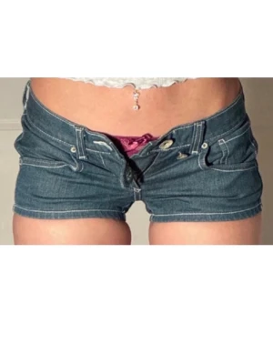 Super lågmidjade shorts i snygg speciell gråblå färg  - Super låga, lågmidjade shorts knappt använda väldigt fint skick. Speciell snygg färg med knapp och dragkedja. Midjemått ca 34,5cm