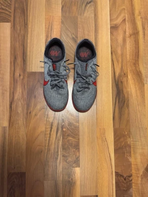 Fotbollsskor mercurials retro  - Säljer ett par gråa retro fotbollsskor i storlek 39. Snygg vintagekänsla som sticker ut och funkar lika bra på planen som till en mer sportig vardagsstil.  Skorna är använda men i bra skick och väl omhändertagna, utan större defekter. Lätta och bekväma med klassisk design.  Perfekta för dig som gillar retrostil eller vill ha något unikt. Hör av dig vid frågor eller om du vill ha fler bilder!