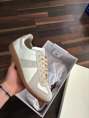 Maison margiela gats - Sälljer ett par feta masion margiela gats kommer med allt som dustbag och andra accessoarer 