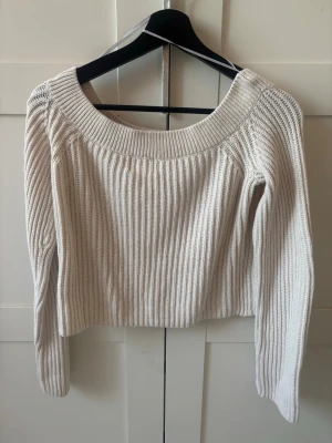 Vit stickad tröja - Vit stickad tröja som tyvärr inte har kommit till användning så mycket