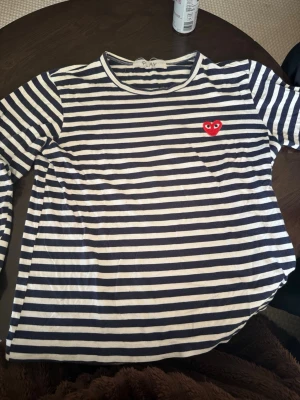 Randig långärmad topp Comme des Garçons - Långärmad topp från Comme des Garçons Play. Storlek M, passar även S. Bra skick