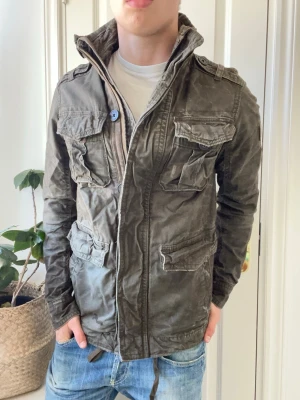 Abercrombie and fitch jacka  - Abercrombie and fitch jacka - sjukt snygg - lite stor på modellen. Inga defekter! Modellen i bilderna är 180 cm 75 kg och bär Storlek S , Kom med frågor! 🌟 (Kan gå ned i pris vid köp av paket 😉) 