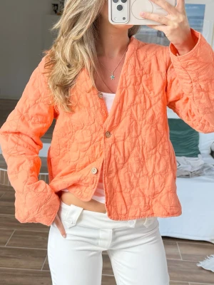 Korall quiltad jacka i bomull - Storlek ”2” ~ S. Köpt i Italien, 100% bomull.  Mönstret på jackan format små hjärtan. Skickas inom 24h. Se liknande plagg i min profil! 