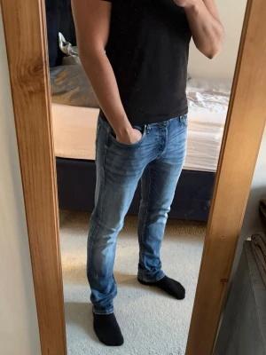 Jack & Jones jeans - Ett par riktigt sköna jeans från Jack&Jones i storlek 33/30. Modellen är slim fit som sitter riktigt skönt på kroppen med stretchig material. Inga defekter! Bara att skriva vid funderingar!🌟