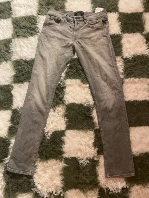 Grå Replay jeans - Säljer ett par gråa Replay jeans till ett bra pris!Pris diskuteras gärna!✅                                          Bra passform 