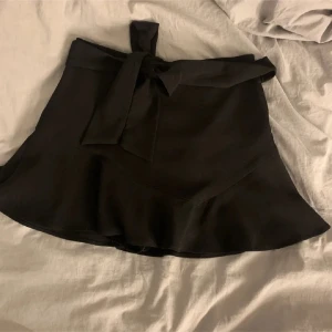 Svart kjol med volang från Zara - Kort kjol from Zara men har innerbyxor vilket jag gillat väldigt mycket. En snygg och enkel design. Superskön och lätt att matcha! 