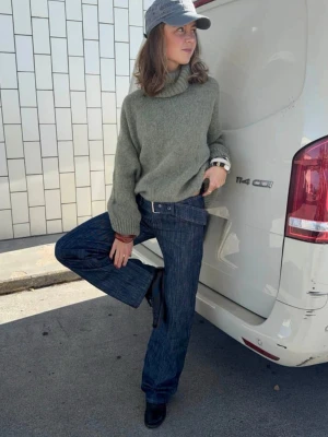 Bolette jeans med bälte mörk denim - Snygga Bolette jeans i mörkblå denim med medföljande bälte. Jeansen har en rak och något lös passform, klassiska fickor och markerad midja. Perfekta för dig som gillar en avslappnad och trendig stil.