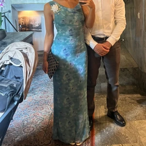 Adoore klänning  - Säljer min Adoore klänning endast använd en gång på ett bröllopp. Storlek 34 men inte lika tight i midjan som dem andra modellerna kan vara, är 163cm och den släpar i marken om jag ej har klackar! Ord pris 1595kr