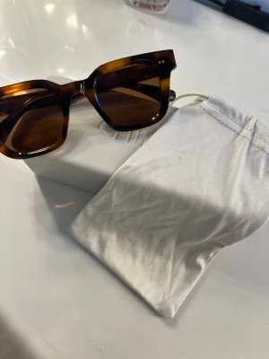 Chimi solglasögon - Chimi 04, kommer tyvärr inte till någon användning. Köpta i slutet av förra sommaren. Hör av er för flera frågor💞 Väldigt bra skick!!!